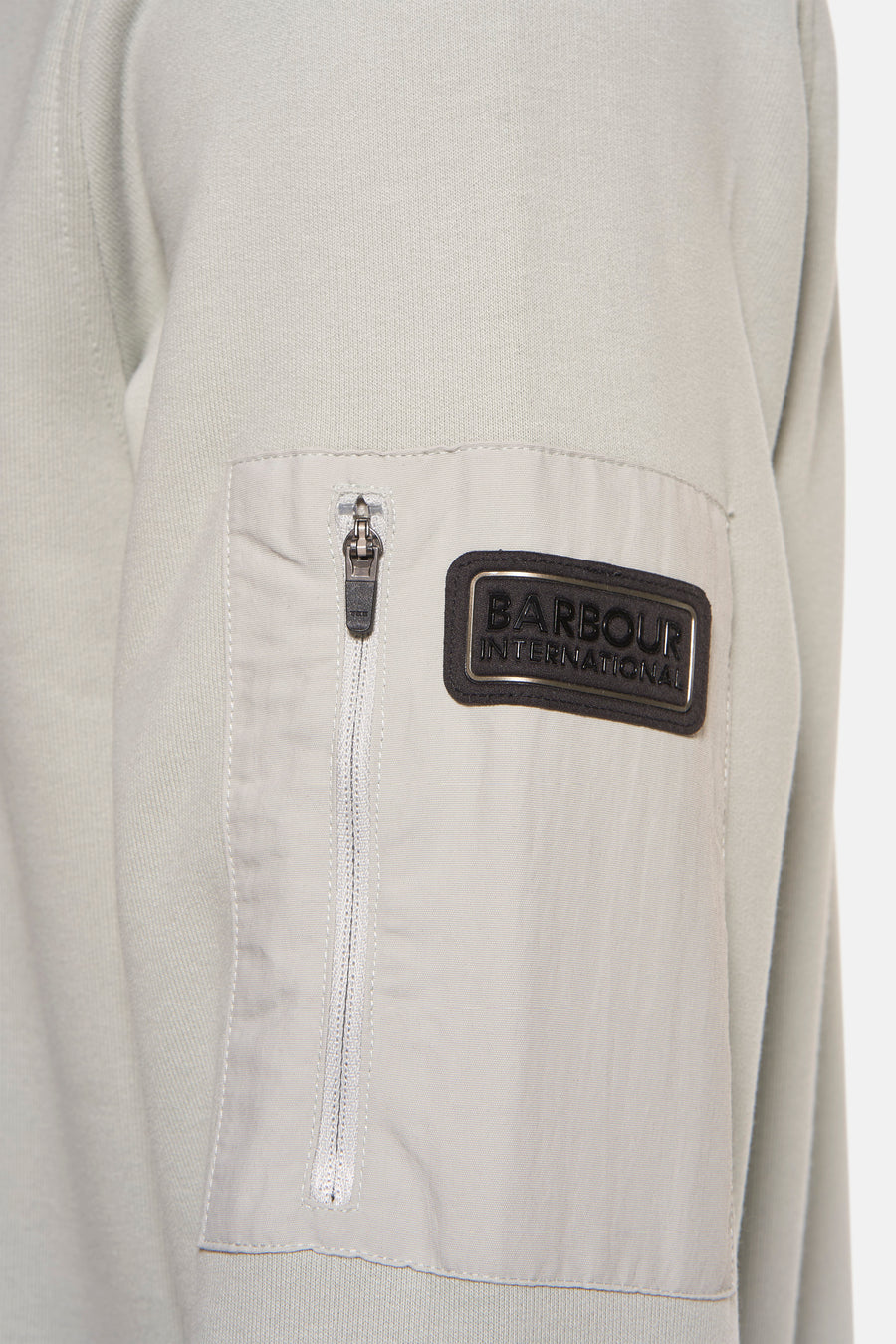 Sweat vert chiné par BARBOUR, avec une poche zippée et logo sur la manche.