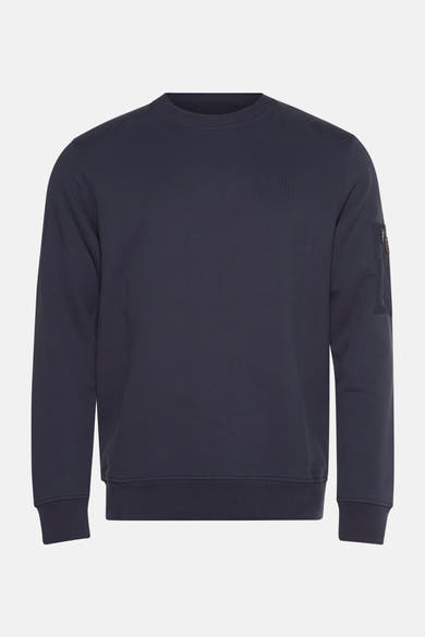 Sweat-shirt bleu foncé à col rond de Barbour avec une poche sur la manche.