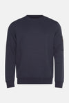 Sweat-shirt bleu foncé à col rond de Barbour avec une poche sur la manche.