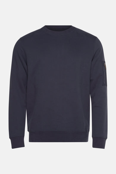 Donkerblauwe trui van BARBOUR, met een zak met rits op de mouw.