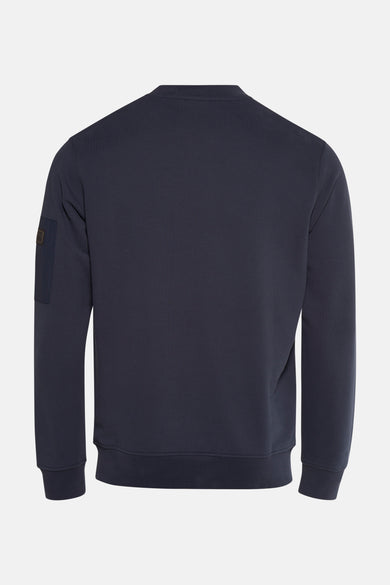 Donkerblauwe sweater van BARBOUR, met een logopatch op de linkermouw, achterzicht.