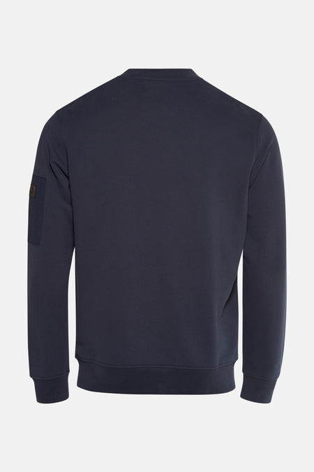Donkerblauwe sweater van BARBOUR, met een logopatch op de linkermouw, achterzicht.
