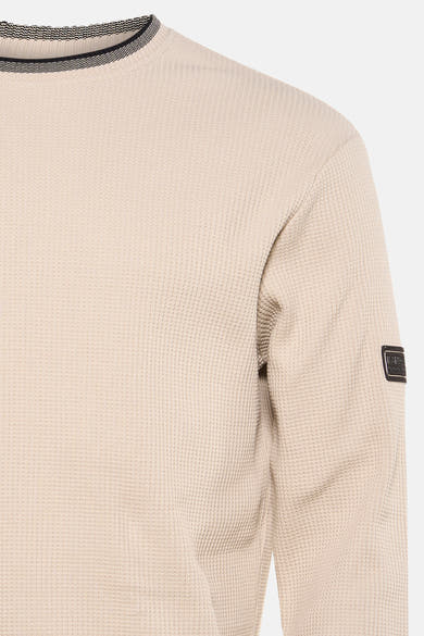 Sweat-shirt écru de Barbour, avec texture gaufrée et col rond bordé de rayures contrastantes.