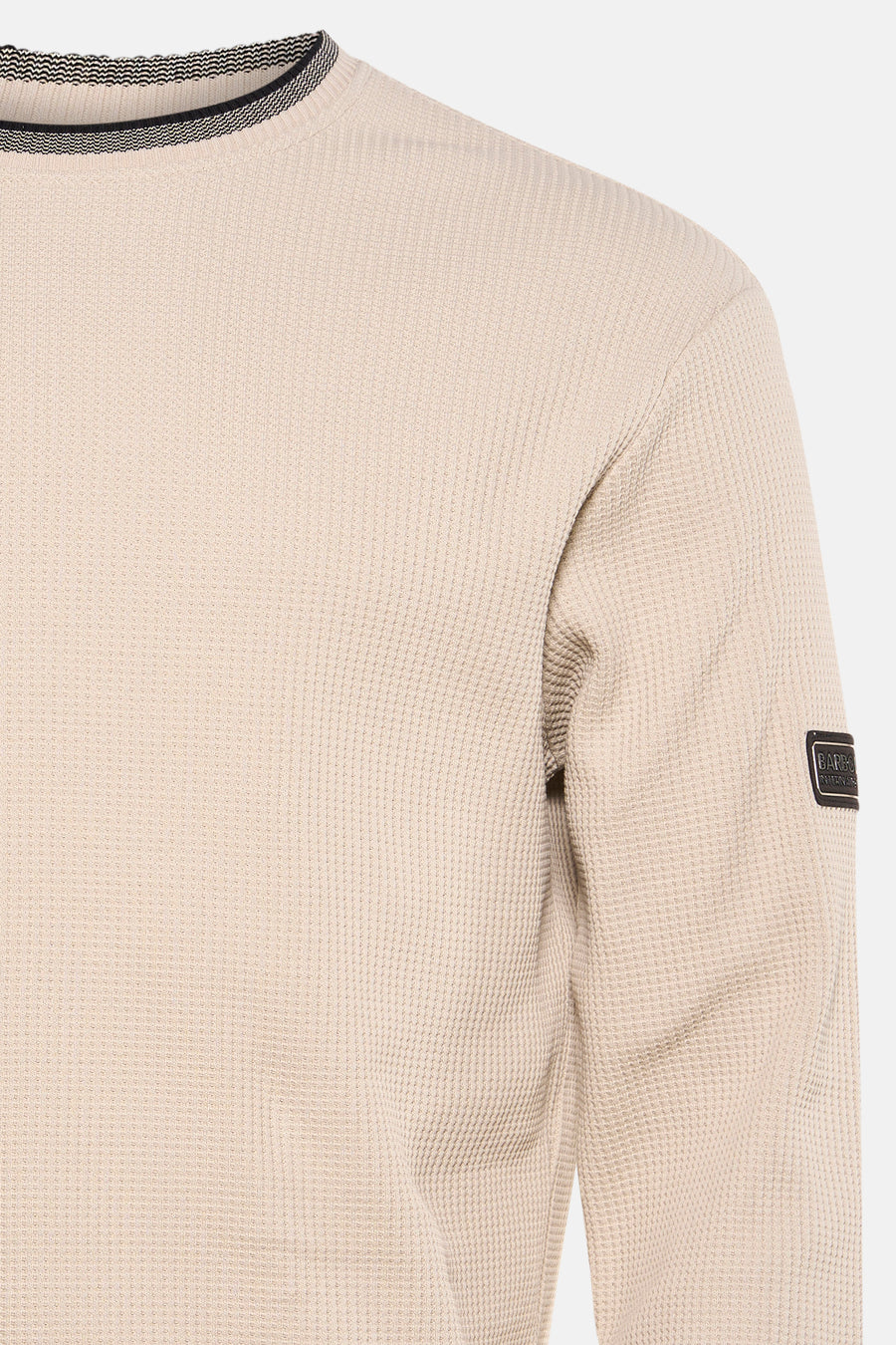 Sweat-shirt écru de Barbour, avec texture gaufrée et col rond bordé de rayures contrastantes.