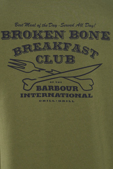 Groene trui met lange mouwen van Barbour, met een grafische print 'Broken Bone Breakfast Club' op de voorkant.