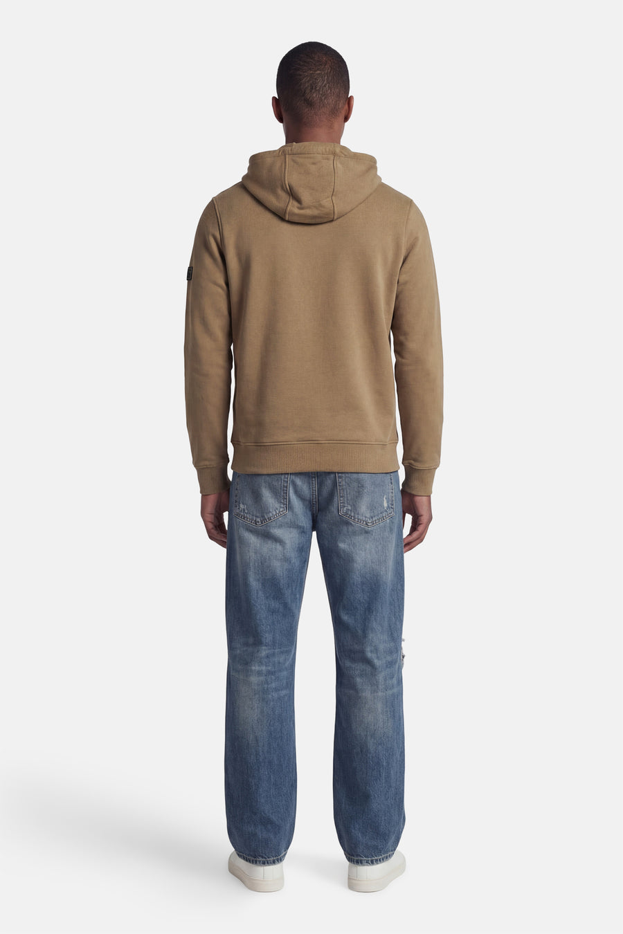 Beige hoodie van BARBOUR, achterkant, gedragen met een lichtblauwe jeans en witte sneakers.