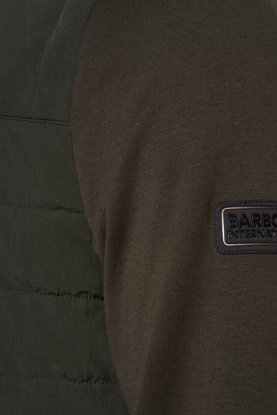 Korte kaki jas van BARBOUR, gewatteerde inzetten aan de voorkant, merklogo op de mouw.