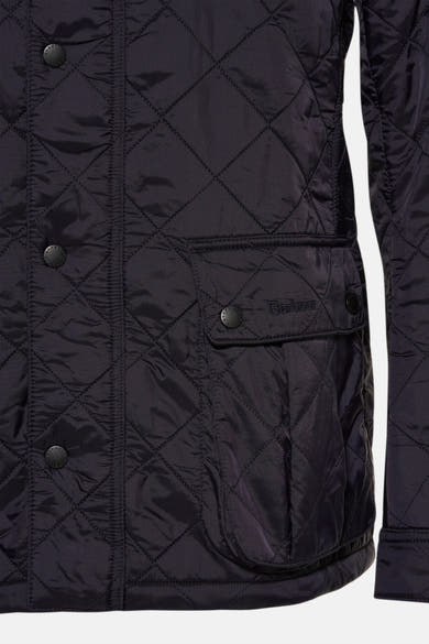 Donkerblauwe regenjas van Barbour, met ruitpatroon en knoopsluiting op de klepzak.