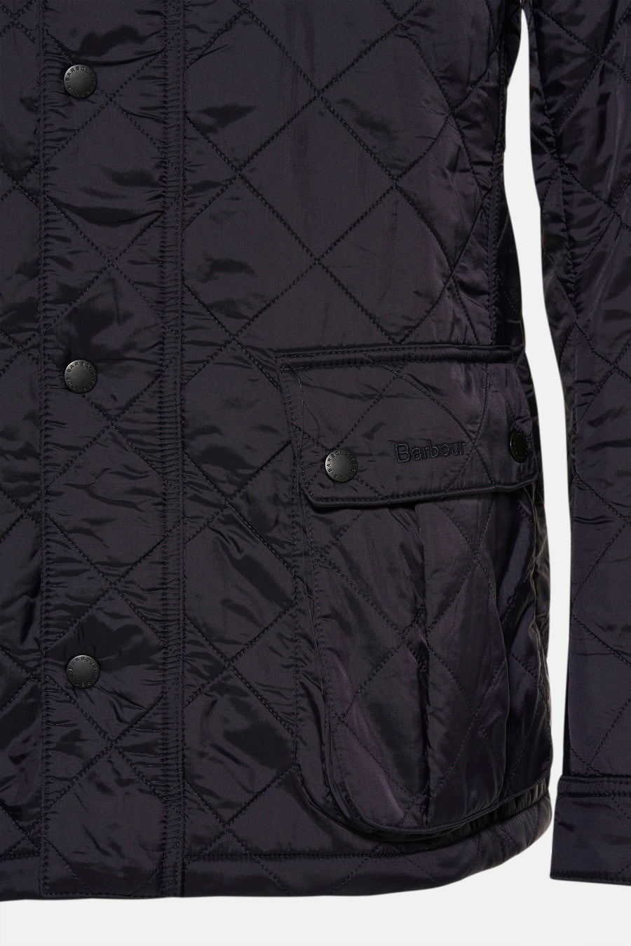 Donkerblauwe regenjas van Barbour, met ruitpatroon en knoopsluiting op de klepzak.