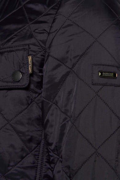 Donkerblauwe regenjas van Barbour, ruitpatroon met zak en knoop.