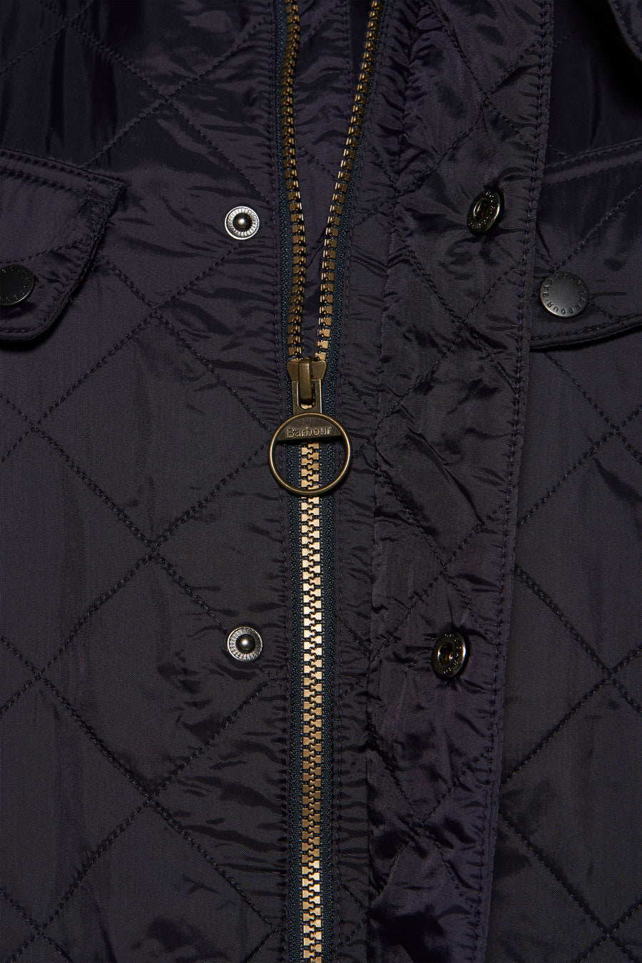 Donkerblauwe regenjas van Barbour met gouden ritssluiting en ruitpatroon.