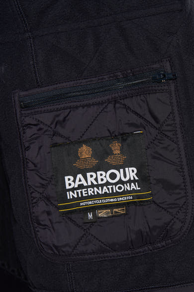 Donkerblauwe Barbour International regenjas met ritszak en gewatteerd patroon.