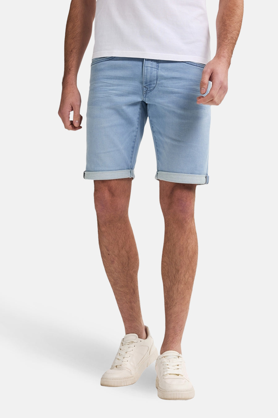 Short en denim bleu clair de Petrol Industries®, avec ourlets retroussés et poches visibles.