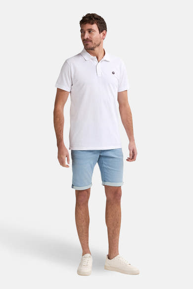 Short en denim bleu clair de Petrol Industries, porté avec un polo blanc et des baskets blanches.