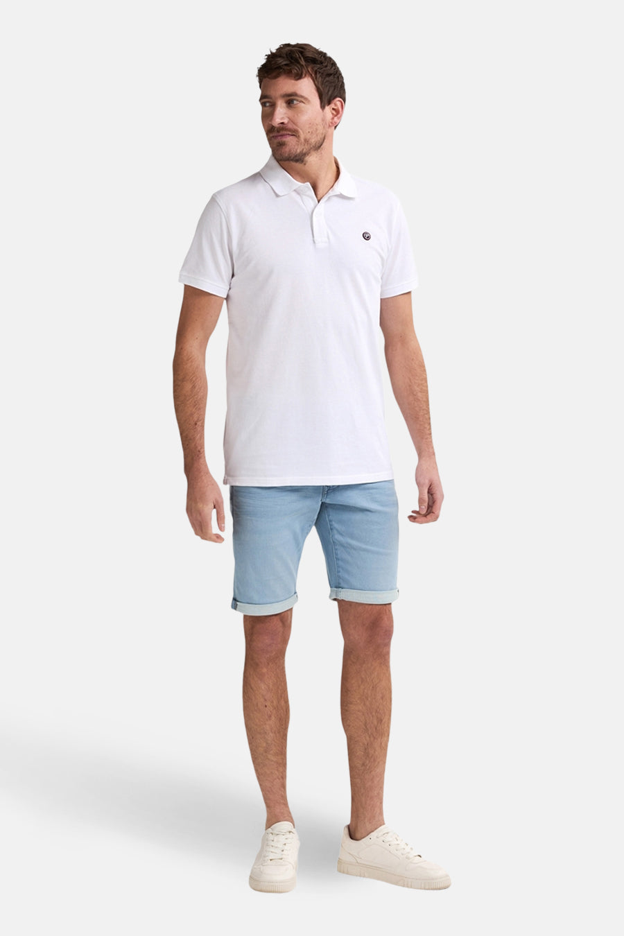 Short en denim bleu clair de Petrol Industries, porté avec un polo blanc et des baskets blanches.