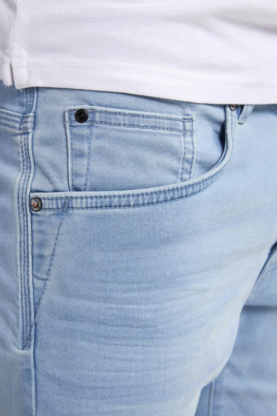 Short en denim bleu clair de Petrol Industries, avec détail de poche et bouton.