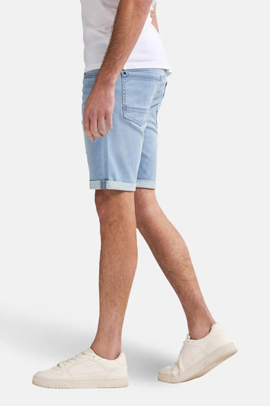 Short en denim bleu clair de Petrol Industries®, avec ourlet retroussé et coupe moderne.