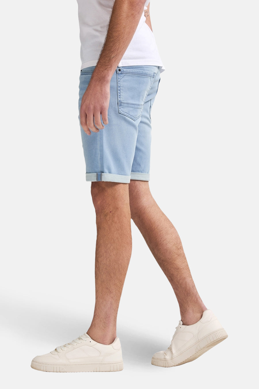 Short en denim bleu clair de Petrol Industries®, avec ourlet retroussé et coupe moderne.