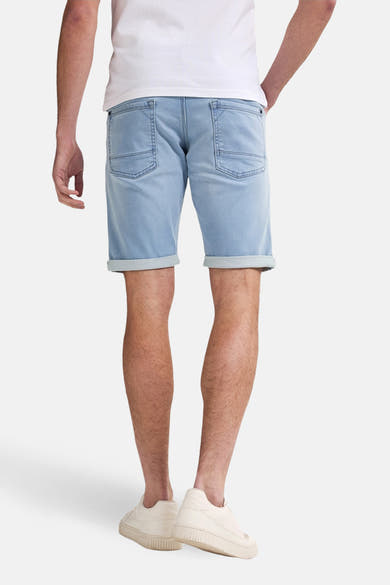 Short en denim bleu clair de Petrol Industries, vue arrière, avec ourlet retroussé.