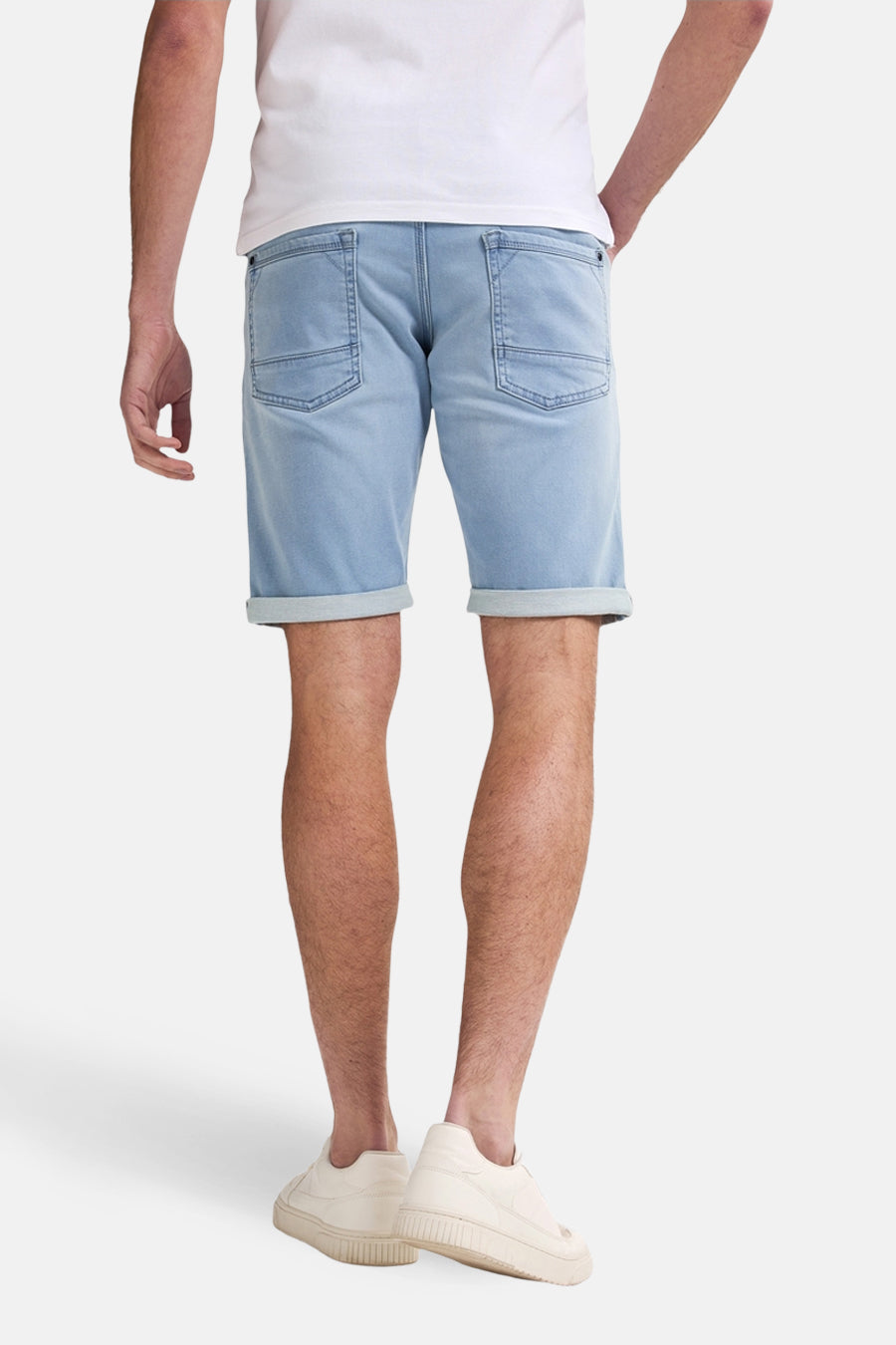 Short en denim bleu clair de Petrol Industries, vue arrière, avec ourlet retroussé.