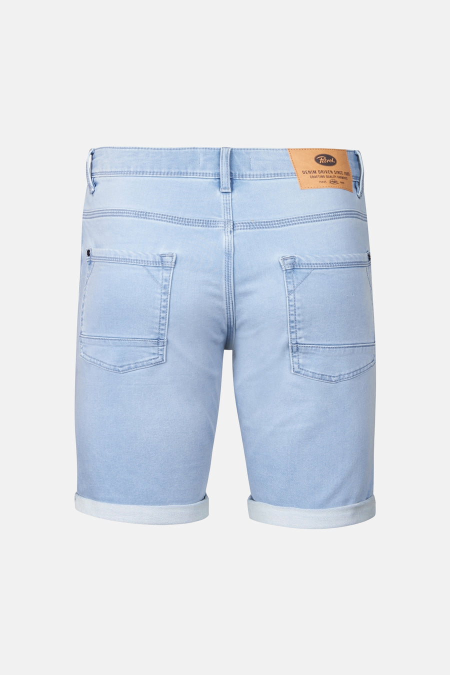Short en denim bleu clair de Petrol Industries®, avec ourlets retroussés et poches arrière plaquées.