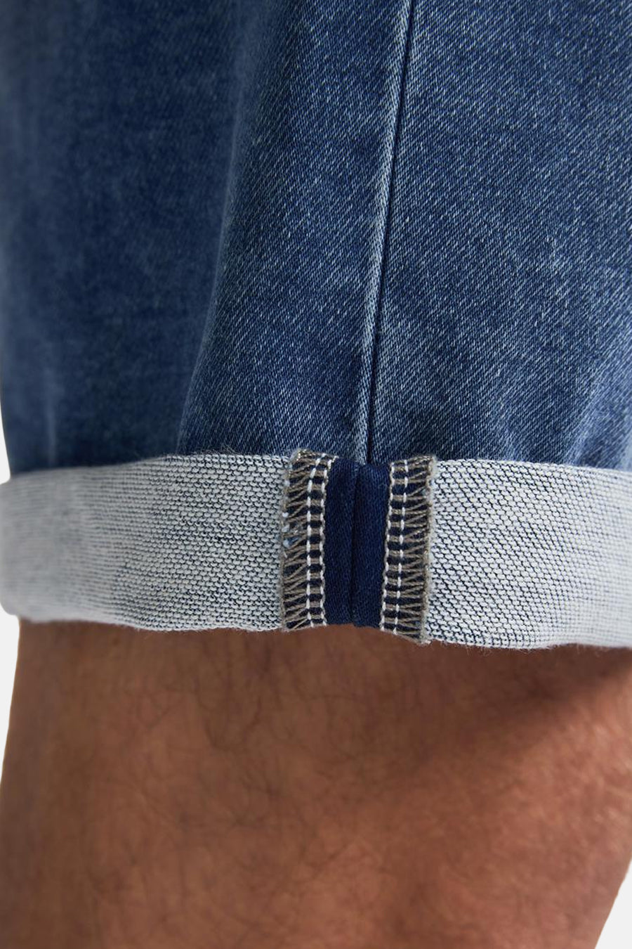 Korte donkerblauwe spijkerbroek van Petrol Industries, zoomdetail met kenmerkende stiksels.