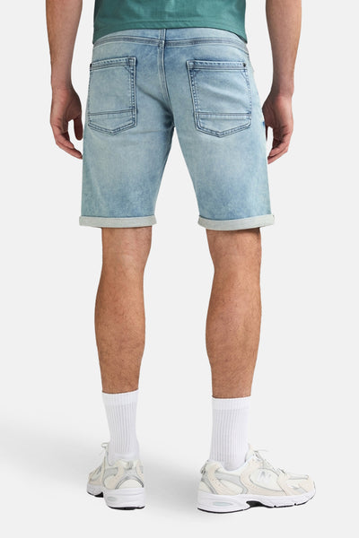 Short en jean bleu clair de Petrol Industries, vue de dos avec ourlets roulés et poches arrière.