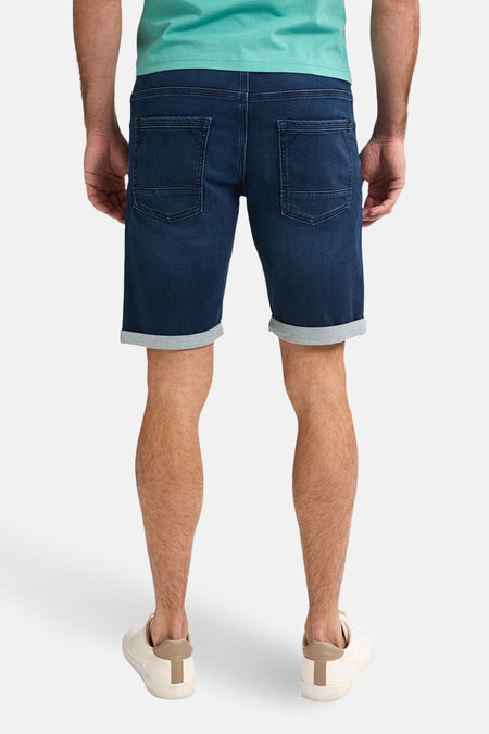 Korte spijkerbroek in blauwe denim van Petrol Industries, achterkant, met opgerolde zomen en opgestikte achterzakken.