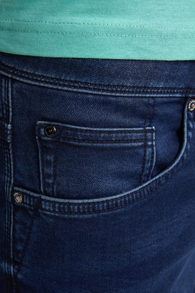 Short en denim bleu de Petrol Industries, poche gousset détail bouton, avec surpiqûres contrastées.