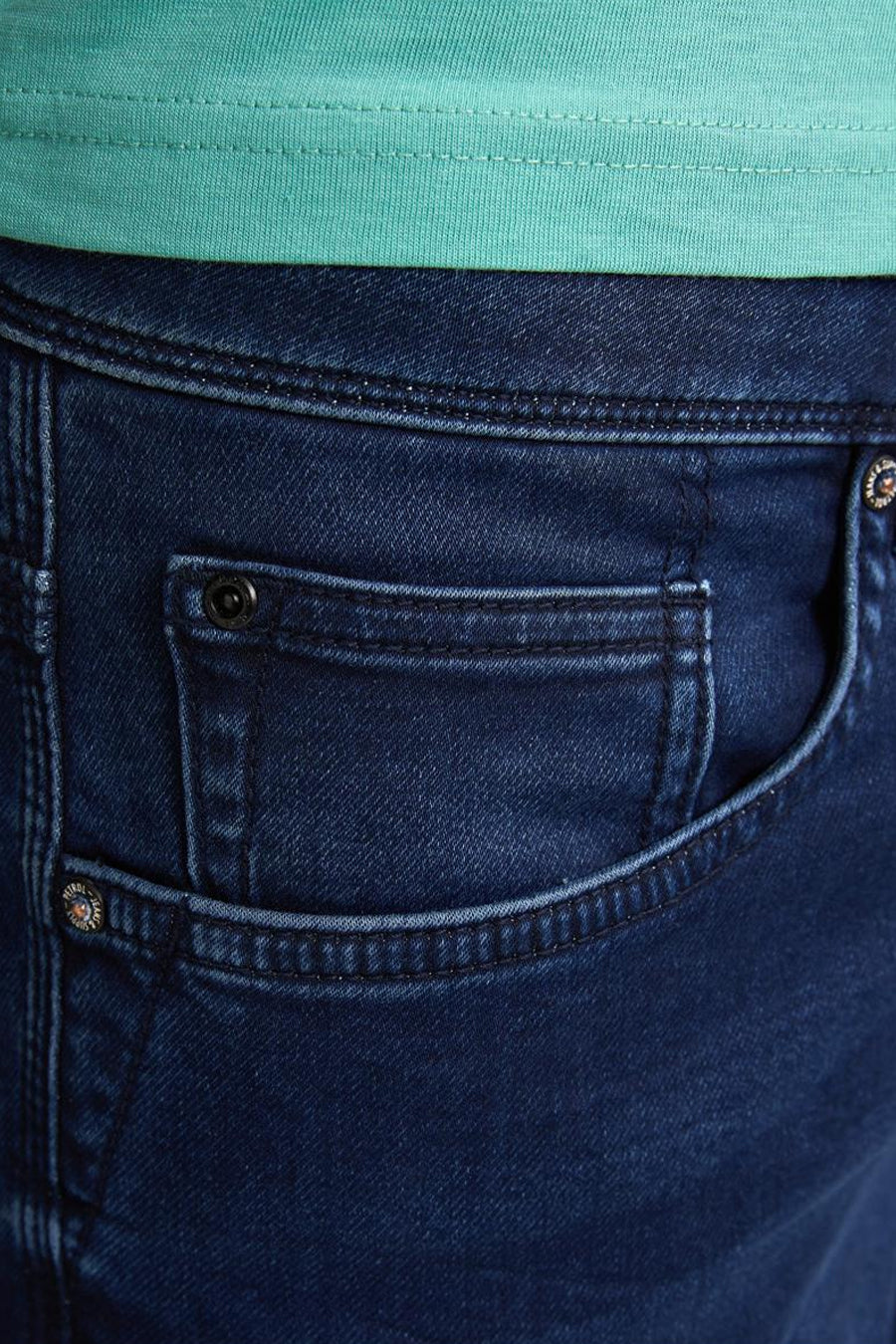 Short en denim bleu de Petrol Industries, poche gousset détail bouton, avec surpiqûres contrastées.