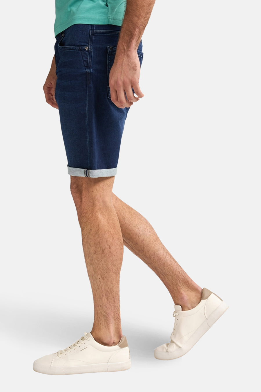 Korte spijkerbroek in blauw van Petrol Industries®, met omgeslagen zoom en casual stijl.