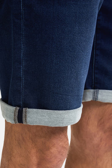 Short en denim bleu de Petrol Industries, avec ourlet retroussé contrastant.