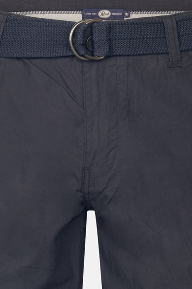 Korte spijkerbroek in zwart denim van Petrol Industries, met een marineblauwe stoffen riem.