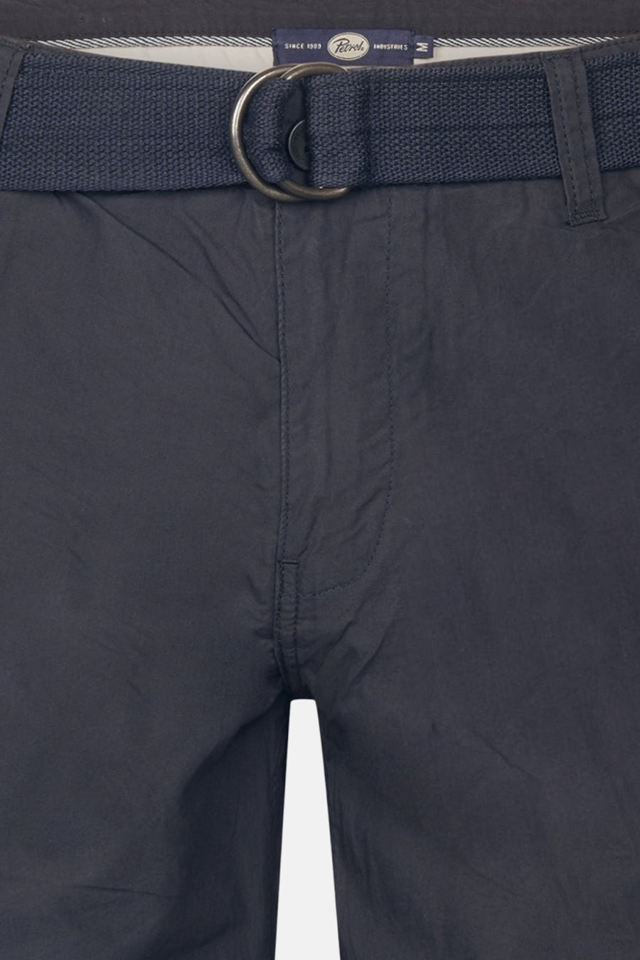 Korte spijkerbroek in zwart denim van Petrol Industries, met een marineblauwe stoffen riem.