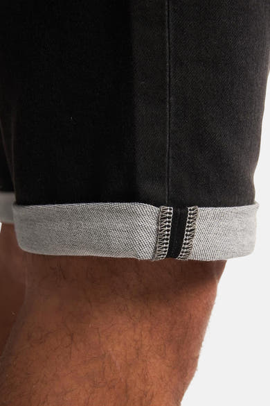 Korte zwarte denim van Petrol Industries®, met omgeslagen zoom en stikseldetails.