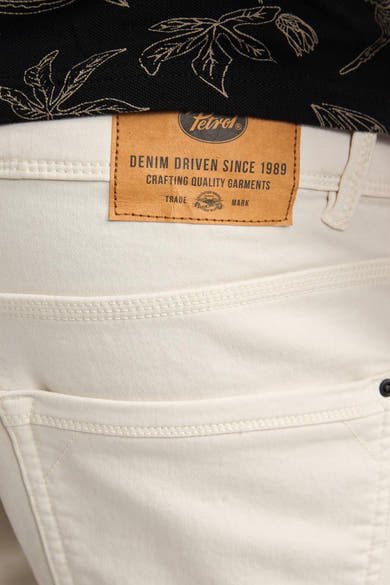 Short écru en denim de Petrol Industries avec étiquette marron au dos et surpiqûres apparentes.