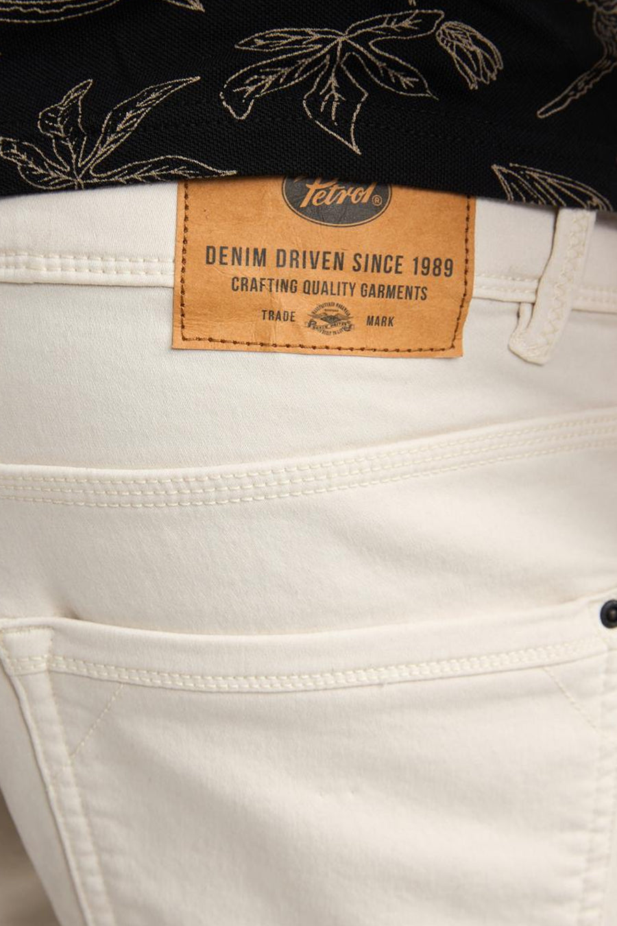 Short écru en denim de Petrol Industries avec étiquette marron au dos et surpiqûres apparentes.