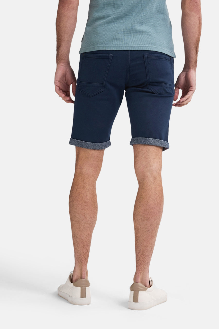 Short bleu foncé de Petrol Industries, avec ourlets retroussés et poches arrière visibles.