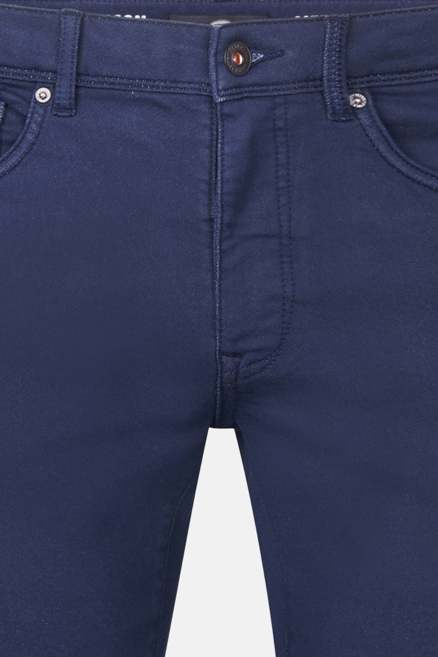 Short bleu foncé de Petrol Industries, détail des coutures et de la braguette avant.
