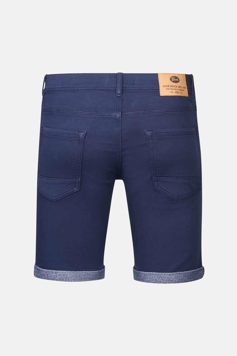 Short bleu foncé de Petrol Industries, avec ourlets roulés et poches arrière visibles.