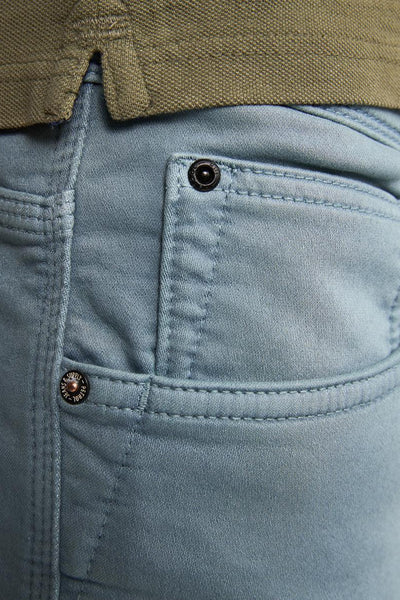 Short bleu de Petrol Industries, détail de poche avec bouton et surpiqûres.