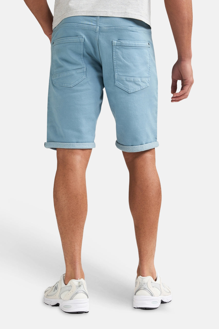 Short bleu clair de Petrol Industries, avec ourlets retroussés et poches arrière détaillées, porté de dos.