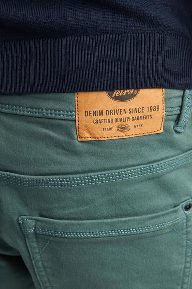 Short vert de Petrol Industries, vue arrière, avec patch en cuir marron et surpiqûres contrastantes.