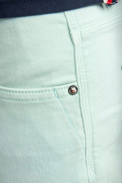 Short vert de Petrol Industries, détail de la poche avant avec bouton métallique.