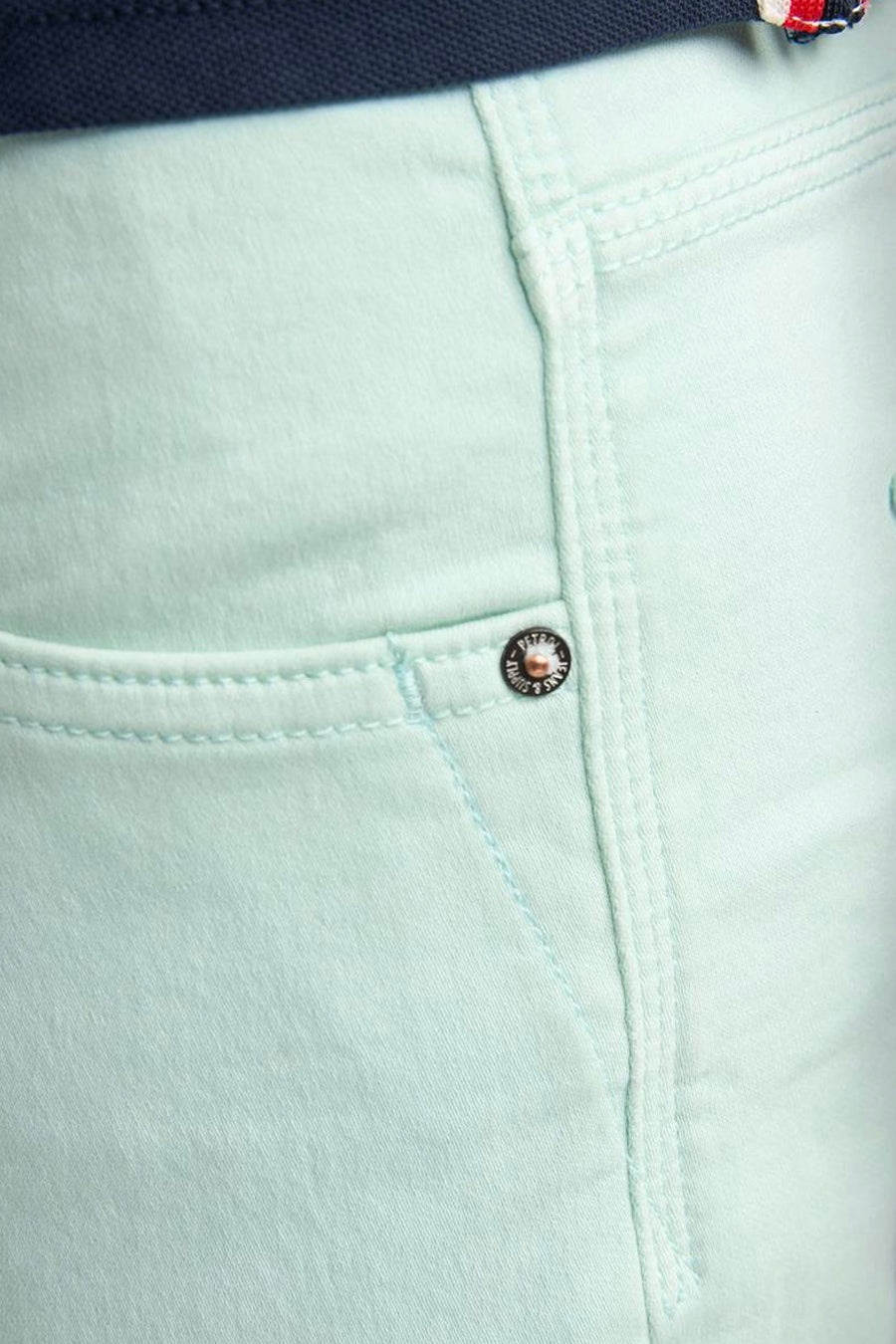 Short vert de Petrol Industries, détail de la poche avant avec bouton métallique.