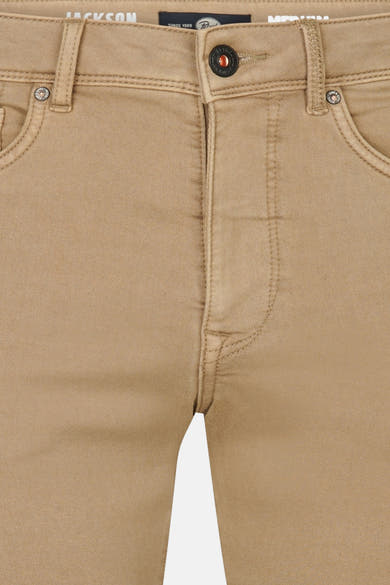 Korte beige short van Petrol Industries®, met stikseldetails aan de voorkant en zichtbare zakken.