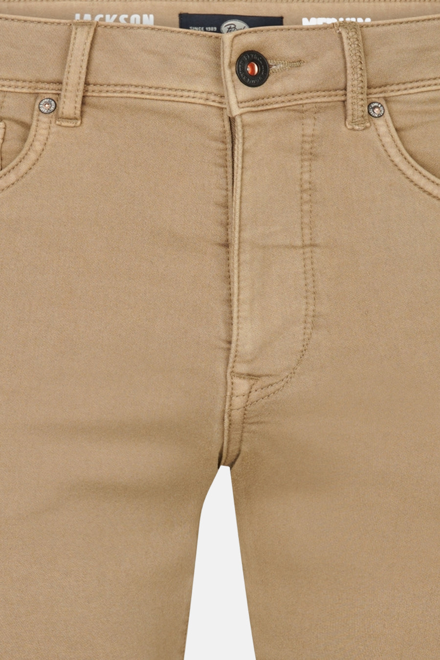 Korte beige short van Petrol Industries®, met stikseldetails aan de voorkant en zichtbare zakken.