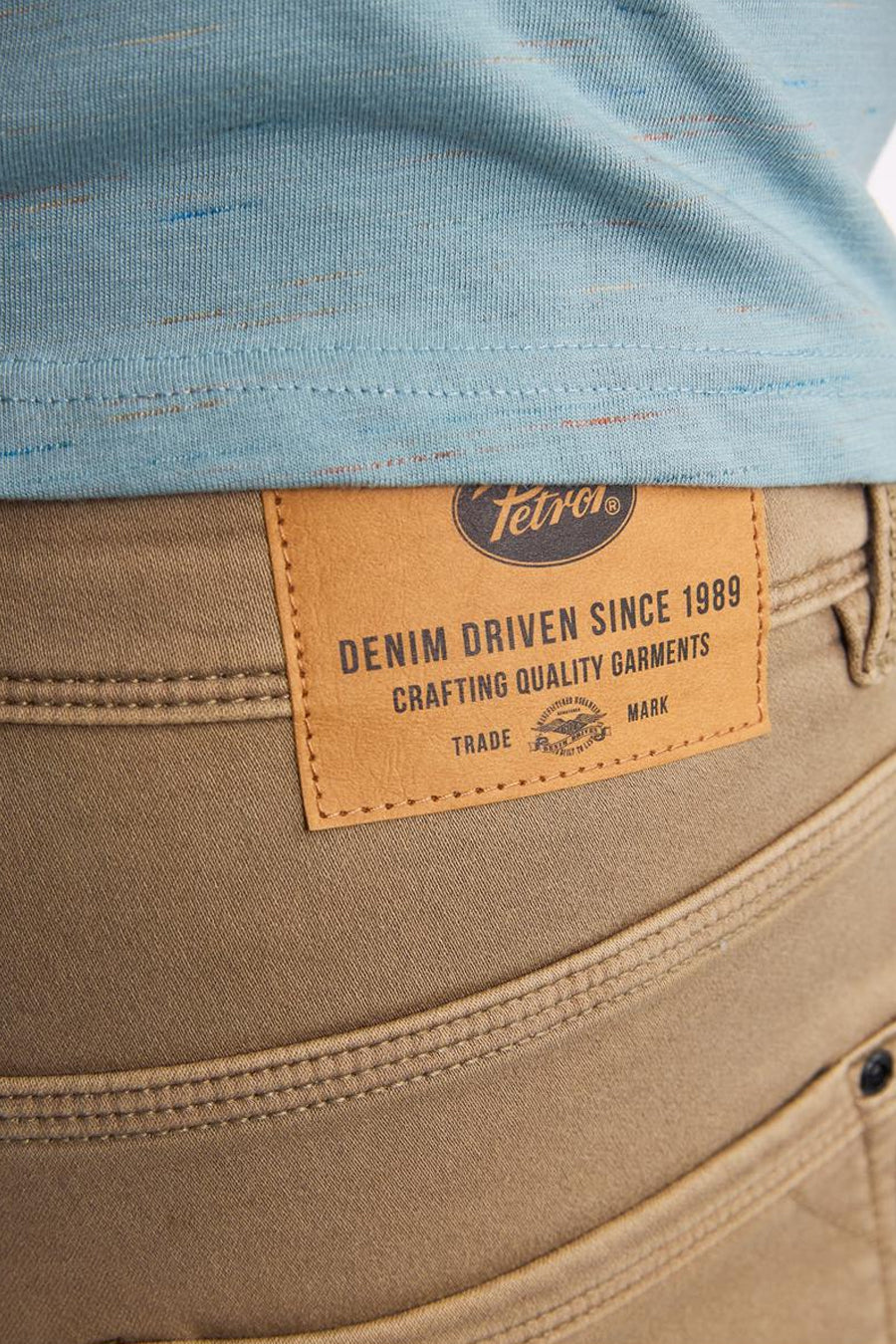 Korte beige short van Petrol Industries, met een leren label aan de achterkant en decoratieve stiksels.