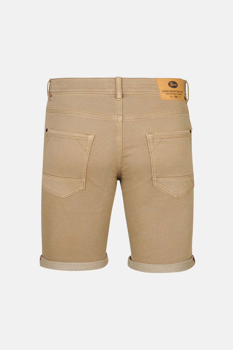 Korte beige short van Petrol Industries®, met achterzakken en omgeslagen zoom.