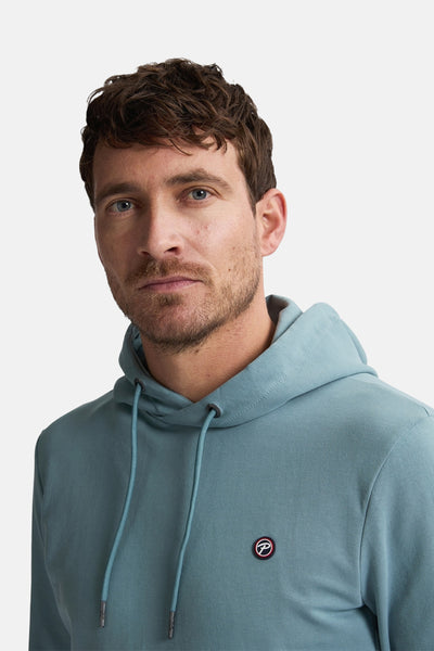 Sweat à capuche bleu de Petrol Industries®, avec cordon de serrage et petit logo sur la poitrine.

